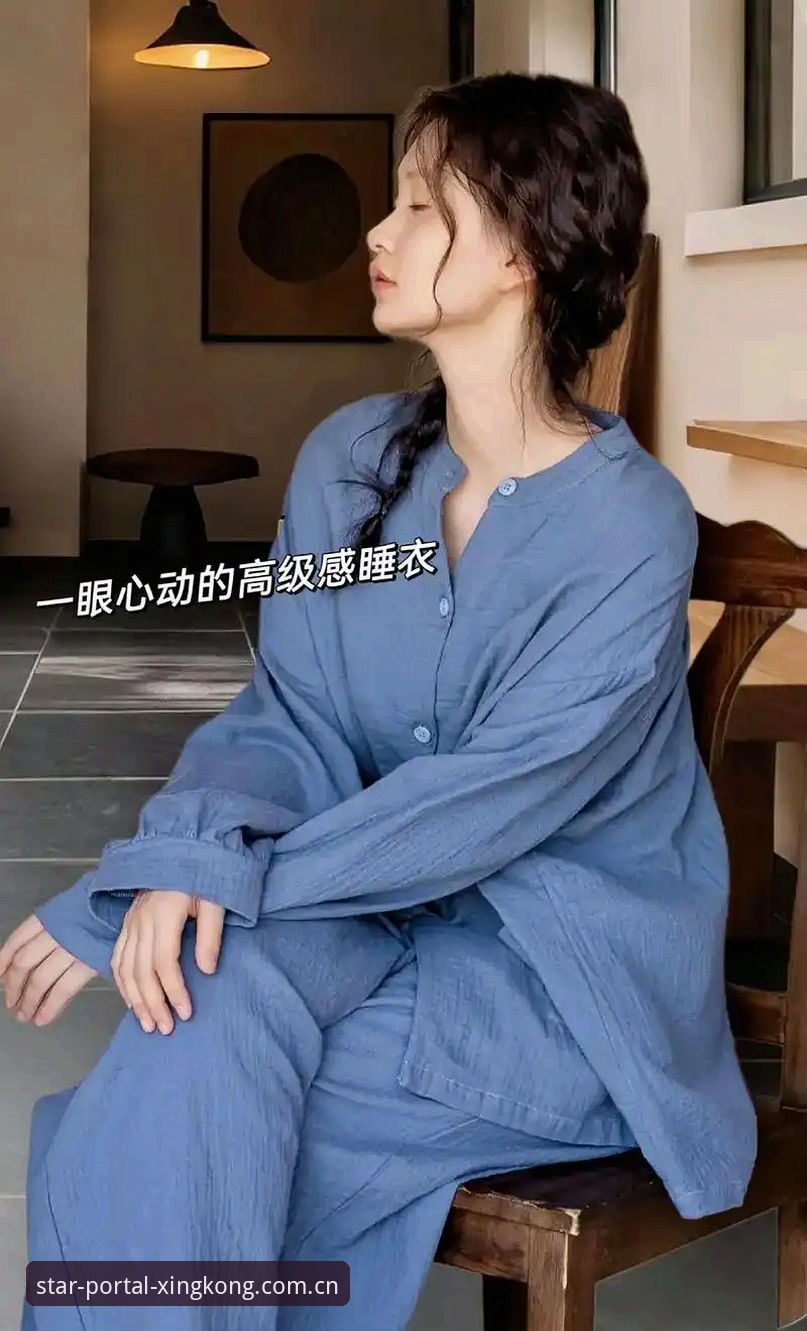 星空入口官方中国站点网站下载不了怎么办 星期天晚上十一点,林悦靠在沙发上,手机屏幕显示着“网络连接异常,请稍后重试”的提示。她刚加班回到家,原本想在睡前打开星空入口官方中国站点,看一眼曼联对利物浦的实时比分,结果点进去三次,页面都卡在加载中不动。更糟的是,她把旧版App卸载后想去官网重新下载,浏览器直接跳转到一个空白页——网址好像也打不开了。这不是林悦一个人的问题。最近一两个月,不少用户反馈星空入口官方中国站点网站下载不了,要么被运营商拦截,要么解析超时。如果你也遇到类似情况,先别急着骂服务器,往下看。